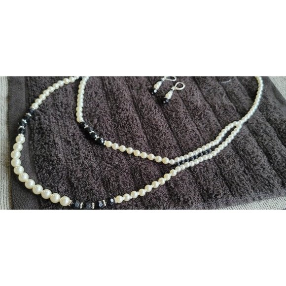 Necklace and earrings set. - Picture 2 of 4